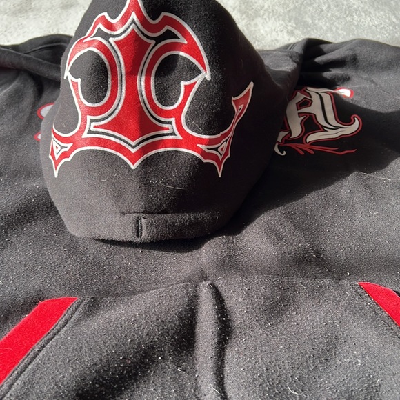 Large Red/Black sweater - Picture 2 of 4